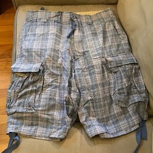 Men’s Trailer plaid, cotton cargo shorts. Size 32.